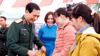 판 반 지앙 장군이 남딘성을 방문하여 설 선물을 전달했습니다.