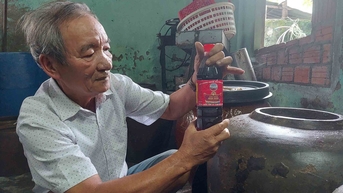 Người 'say' mắm ở làng biển Nam Ô