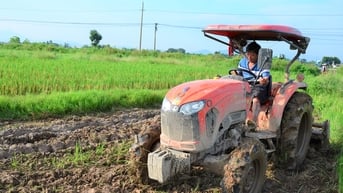 Làm giàu từ dịch vụ cơ giới hóa nông nghiệp