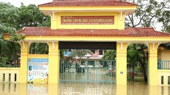 សាលារៀនជាច្រើននៅតែលិចលង់ សិស្សមិនអាចទៅសាលារៀនបានទេ។