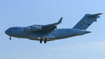Cận cảnh hai 'ngựa thồ' C-17 của Mỹ đến sân bay Nội Bài