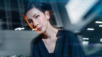 Xuân Lan và con gái 11 tuổi chụp ảnh thời trang trên đường phố Tokyo về đêm
