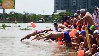 Lễ hội sông nước: Thi bơi, chèo ván đứng sôi nổi trên sông Sài Gòn