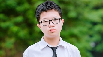 수학에서 10점을 두 번이나 받아 교육학 전공에서 수석 졸업생으로 선정된 남학생