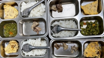 Phụ huynh suýt khóc vì bữa ăn bán trú 27.000 đồng 'thua suất cơm bụi lề đường'