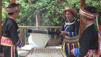 Dân bản Dao bắt tay cùng đưa miến dong cổ truyền tráng bằng tay thành mặt hàng hot