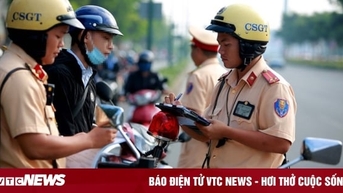 Thay người lái khi xe máy đang chạy bị phạt bao nhiêu tiền?