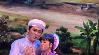 Nguyen Van Khoi가 "실크 짜기 다리 옆에서"를 연주하는 것을 보면서 청중은 공로 예술가 Thanh Sang을 기억합니다.