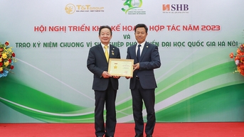 Đại học Quốc gia Hà Nội trao kỷ niệm chương cho Chủ tịch SHB