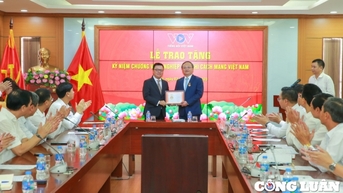 Trao tặng kỷ niệm chương “Vì sự nghiệp báo chí cách mạng Việt Nam” cho lãnh đạo Đài Tiếng nói Việt Nam