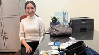 Nữ tiểu thương nhặt được túi xách chứa nhiều vàng, trị giá 320 triệu đồng