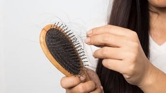Chu trình chăm sóc đơn giản giúp chống rụng tóc những ngày mưa