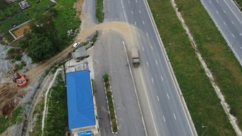 Xe tải chở đất "xé rào" đi vào cao tốc Mai Sơn - Quốc lộ 45