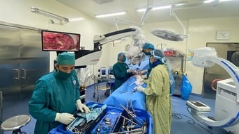 Nam thanh niên đang đứng thì bất ngờ ngã quỵ