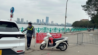 Bãi xe 'chặt chém' ở khu vực phủ Tây Hồ lại bịt đường, ép xe vào gửi