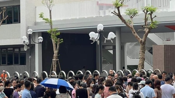 Hàng trăm phụ huynh Hà Nội 'vây' trường chất vấn về tuyển sinh