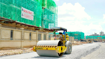 Hối hả trên công trường xây trường học mới