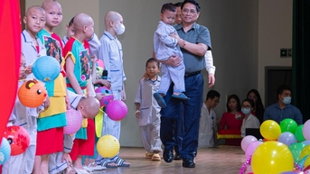 Thủ tướng, 2 Bộ trưởng phá cỗ Trung thu cùng bệnh nhi