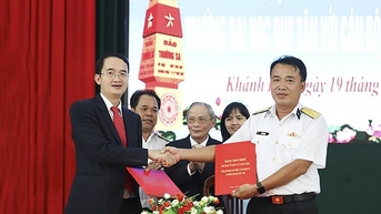 ĐH Duy Tân tặng quà các chiến sĩ Lữ đoàn 146 Vùng 4 Hải quân