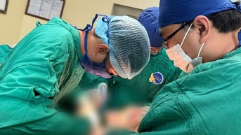 호치민시에 사는 31세 남성이 많은 베트남 사람들이 무시하는 징후로 복부에서 숨겨진 고환을 발견했습니다.