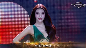 Tường San trình diễn bikini nóng bỏng