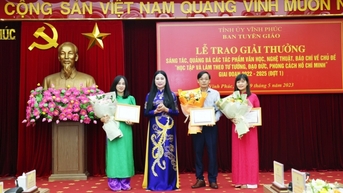Trao giải thưởng sáng tác tác phẩm báo chí về Chủ tịch Hồ Chí Minh