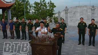 Dâng hương tưởng niệm Chủ tịch Hồ Chí Minh và các anh hùng Liệt sĩ