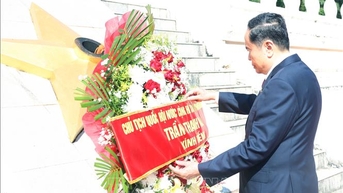 Chủ tịch Quốc hội đặt vòng hoa tại Đài tưởng niệm các liệt sĩ vô danh Lào