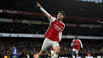 Arsenal tạm chiếm ngôi đầu, Aston Villa thăng hoa