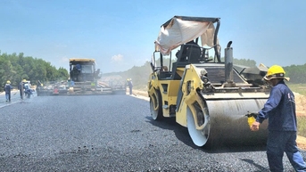 Thảm thử những mét bê tông nhựa đầu tiên trên cao tốc Quảng Ngãi