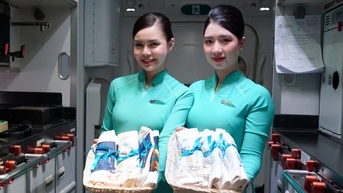 Hành khách nhí thích thú với quà 1/6 độc đáo của Vietnam Airlines