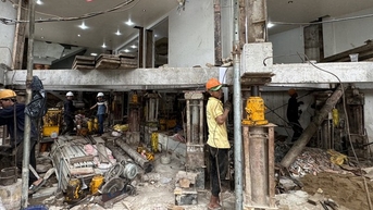 'Thần đèn' Nguyễn Văn Cư nâng ngôi nhà 1.000 tấn chống ngập