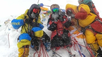 Cựu binh Gurkha cụt 2 chân chinh phục thành công đỉnh Everest