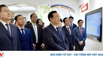 Chủ tịch Quốc hội thăm Trung tâm tư vấn lập pháp cơ sở Hồng Kiều, TP Thượng Hải