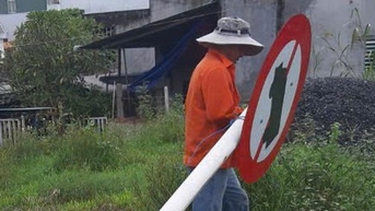 Tháo dỡ nhiều biển báo cấm tải trọng trên QL1 qua Quảng Ngãi