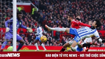 VAR cứu thua 1 lần, Man Utd vẫn thảm bại ngay trên sân nhà