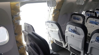 Nhân viên quên gắn bu lông, máy bay Boeing 737 MAX 9 bung cửa phụ giữa trời
