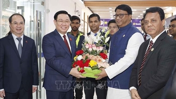 Chủ tịch Quốc hội Vương Đình Huệ đến Dhaka, bắt đầu thăm chính thức CHND Bangladesh
