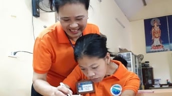 “Mẹ Hòa” của lớp học tình thương nơi cửa Phật