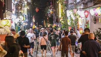 ហាង​កាហ្វេ​តាម​ផ្លូវ​រថភ្លើង​មាន​មនុស្ស​កកកុញ​ជា​ថ្មី​ម្តង​ទៀត ហាក់​ដូច​ជា​មិន​ដែល​ត្រូវ​បាន​ហាម​ឃាត់។