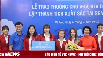 Nguyen Thi Oanh, Nguyen Thi Huyen 및 팀원들은 3억 8천만 VND의 상금을 받았습니다.