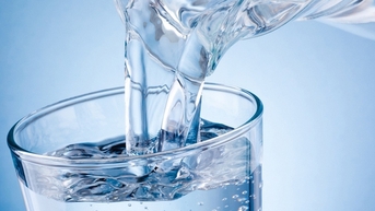 Vì sao người bệnh tiểu đường cần chú ý hơn việc uống nước?