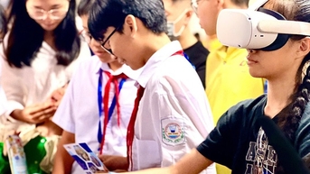 Trẻ em gái đam mê trải nghiệm sân chơi công nghệ