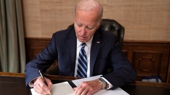 Ông Biden kịp ký dự luật ngăn Chính phủ Mỹ đóng cửa vào phút chót
