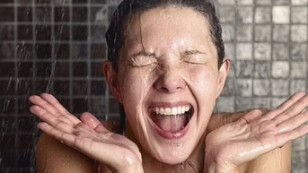 Vì sao hay ngứa mắt sau khi tắm?