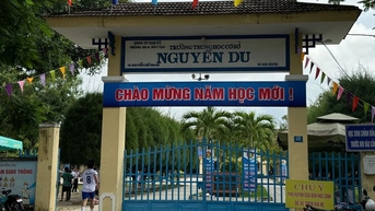 Con bị đánh, cha vào lớp học đánh học sinh lớp 8