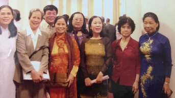 Biên kịch Hồng Ngát kể kỷ niệm "treo gà ở xe" đi đón nhà thơ Lâm Thị Mỹ Dạ