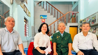 ថ្នាក់ដឹកនាំខេត្ត Binh Duong ទៅសួរសុខទុក្ខទាហាន Dien Bien