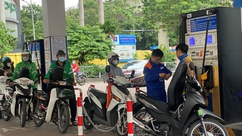 Giá xăng cao chót vót, tài xế công nghệ bỏ nghề, đặt xe khó hơn “lên trời”