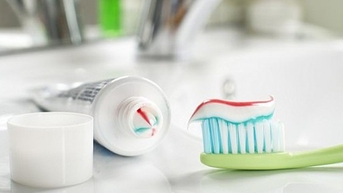 Bạn có hay quên đậy nắp tuýp kem đánh răng?